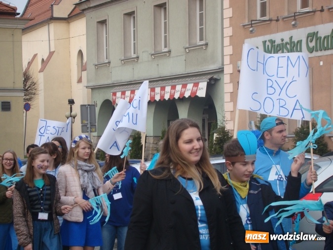 Zdjęcie w galerii na portalu naszwodzislaw.com: Na niebiesko dla autyzmu na wodzisławskim rynku  wiadomości z regionu