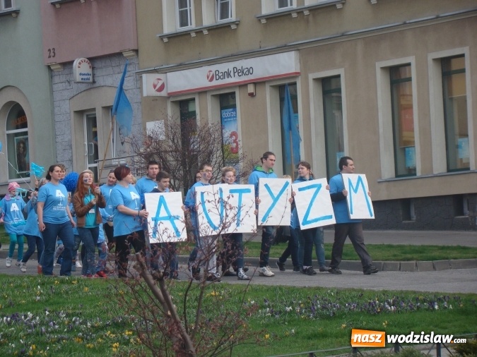 Zdjęcie w galerii na portalu naszwodzislaw.com: Na niebiesko dla autyzmu na wodzisławskim rynku  wiadomości z regionu
