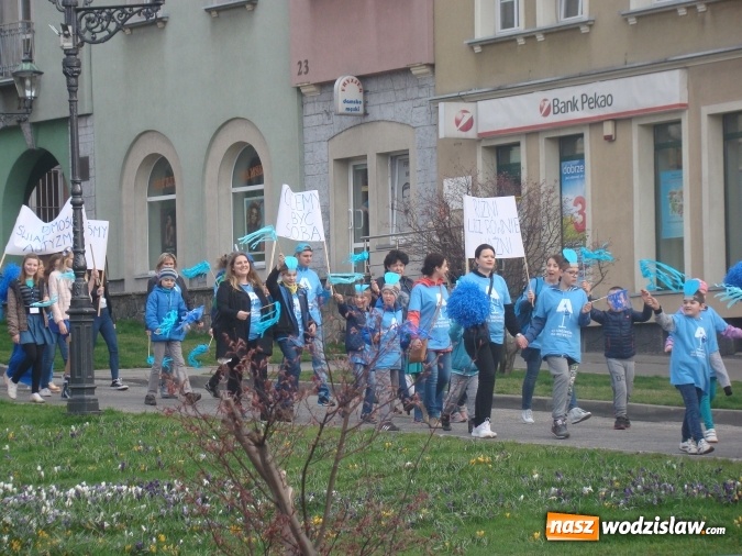 Zdjęcie w galerii na portalu naszwodzislaw.com: Na niebiesko dla autyzmu na wodzisławskim rynku  wiadomości z regionu