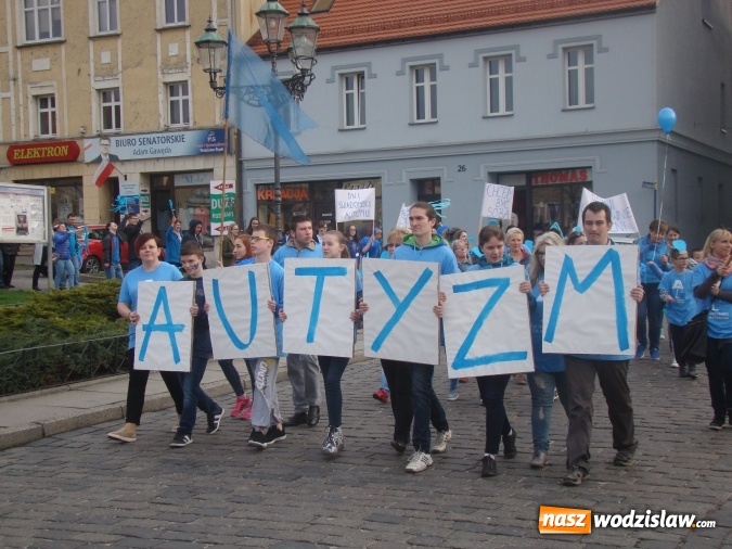 Zdjęcie w galerii na portalu naszwodzislaw.com: Na niebiesko dla autyzmu na wodzisławskim rynku  wiadomości z regionu