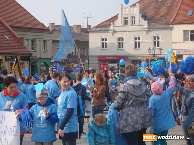 Zdjęcie w galerii na portalu naszwodzislaw.com: Na niebiesko dla autyzmu na wodzisławskim rynku  wiadomości z regionu