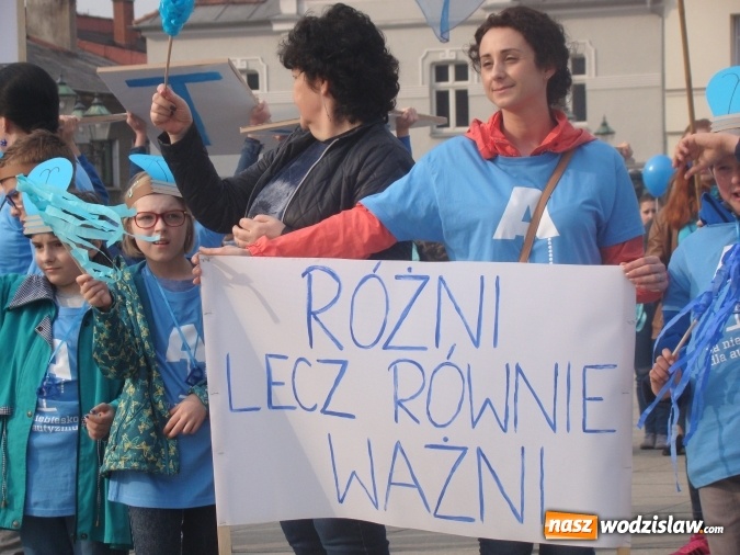 Zdjęcie w galerii na portalu naszwodzislaw.com: Na niebiesko dla autyzmu na wodzisławskim rynku  wiadomości z regionu