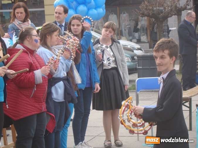 Zdjęcie w galerii na portalu naszwodzislaw.com: Na niebiesko dla autyzmu na wodzisławskim rynku  wiadomości z regionu