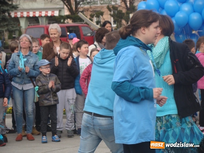 Zdjęcie w galerii na portalu naszwodzislaw.com: Na niebiesko dla autyzmu na wodzisławskim rynku  wiadomości z regionu