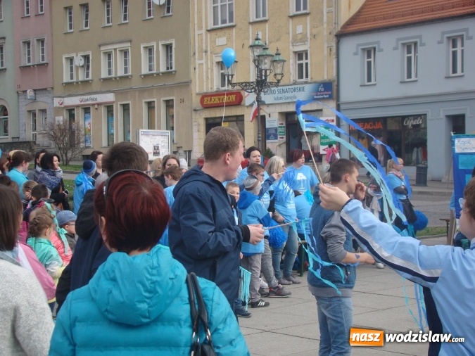 Zdjęcie w galerii na portalu naszwodzislaw.com: Na niebiesko dla autyzmu na wodzisławskim rynku  wiadomości z regionu