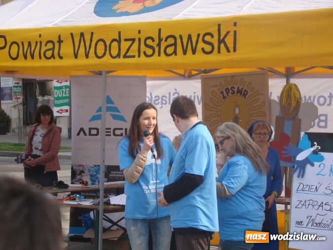 Zdjęcie w galerii na portalu naszwodzislaw.com: Na niebiesko dla autyzmu na wodzisławskim rynku  wiadomości z regionu