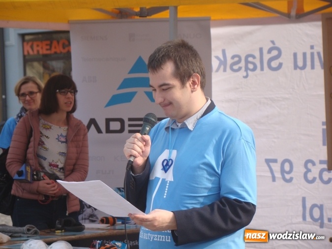 Zdjęcie w galerii na portalu naszwodzislaw.com: Na niebiesko dla autyzmu na wodzisławskim rynku  wiadomości z regionu