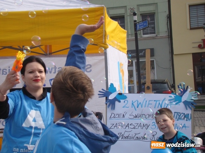 Zdjęcie w galerii na portalu naszwodzislaw.com: Na niebiesko dla autyzmu na wodzisławskim rynku  wiadomości z regionu