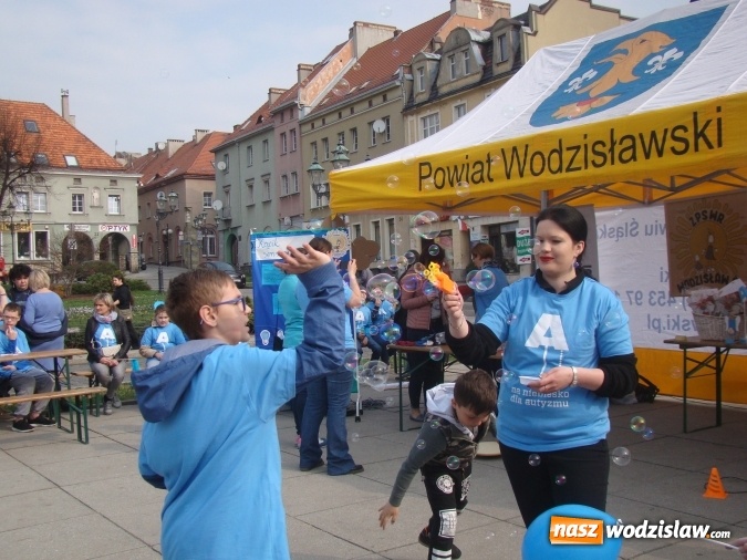 Zdjęcie w galerii na portalu naszwodzislaw.com: Na niebiesko dla autyzmu na wodzisławskim rynku  wiadomości z regionu