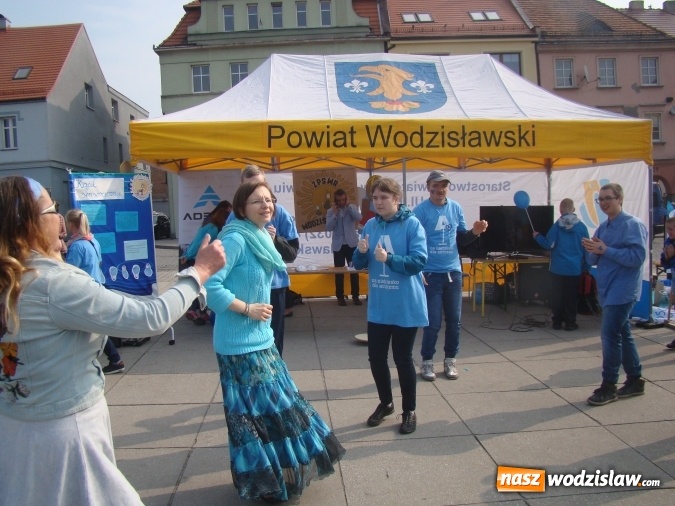 Zdjęcie w galerii na portalu naszwodzislaw.com: Na niebiesko dla autyzmu na wodzisławskim rynku  wiadomości z regionu