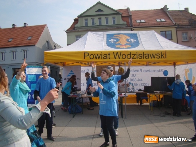 Zdjęcie w galerii na portalu naszwodzislaw.com: Na niebiesko dla autyzmu na wodzisławskim rynku  wiadomości z regionu