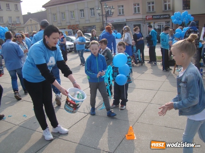 Zdjęcie w galerii na portalu naszwodzislaw.com: Na niebiesko dla autyzmu na wodzisławskim rynku  wiadomości z regionu