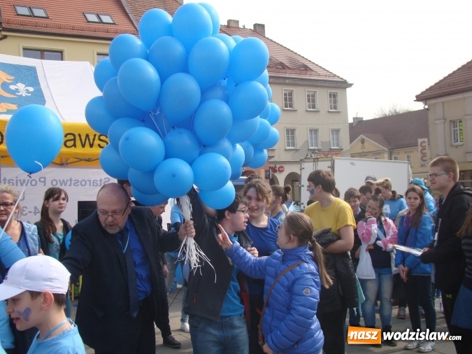 Zdjęcie w galerii na portalu naszwodzislaw.com: Na niebiesko dla autyzmu na wodzisławskim rynku  wiadomości z regionu