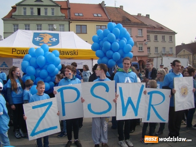 Zdjęcie w galerii na portalu naszwodzislaw.com: Na niebiesko dla autyzmu na wodzisławskim rynku  wiadomości z regionu