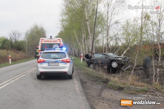 Zdjęcie w galerii na portalu naszwodzislaw.com: Nie dostosował prędkości do panujących warunk&oacute;w na drodze. Uderzył w drzewo i latarnię wiadomości z regionu