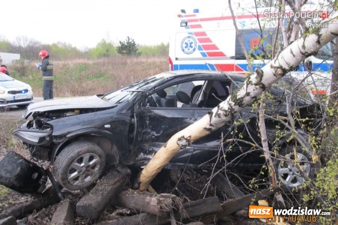 Zdjęcie w galerii na portalu naszwodzislaw.com: Nie dostosował prędkości do panujących warunk&oacute;w na drodze. Uderzył w drzewo i latarnię wiadomości z regionu