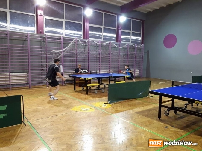 Zdjęcie w galerii na portalu naszwodzislaw.com: To był emocjonujący mecz tenisa stołowego wiadomości z regionu