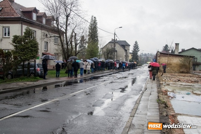 Zdjęcie w galerii na portalu naszwodzislaw.com: Być dobrym jak chleb. Ulicami Wodzisławia przeszła Droga Krzyżowa wiadomości z regionu