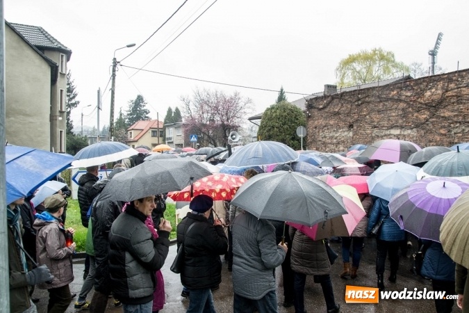 Zdjęcie w galerii na portalu naszwodzislaw.com: Być dobrym jak chleb. Ulicami Wodzisławia przeszła Droga Krzyżowa wiadomości z regionu