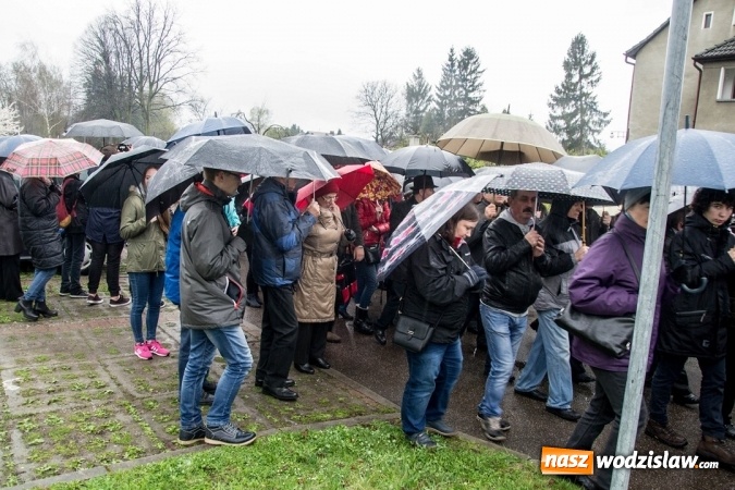 Zdjęcie w galerii na portalu naszwodzislaw.com: Być dobrym jak chleb. Ulicami Wodzisławia przeszła Droga Krzyżowa wiadomości z regionu