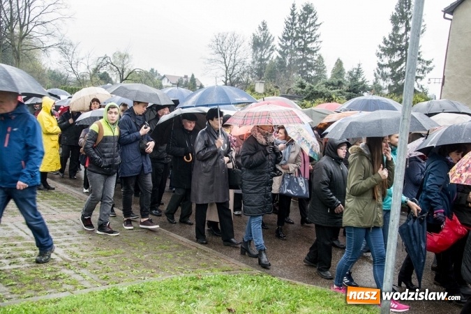 Zdjęcie w galerii na portalu naszwodzislaw.com: Być dobrym jak chleb. Ulicami Wodzisławia przeszła Droga Krzyżowa wiadomości z regionu
