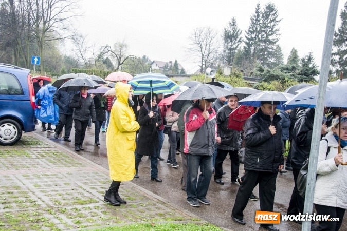Zdjęcie w galerii na portalu naszwodzislaw.com: Być dobrym jak chleb. Ulicami Wodzisławia przeszła Droga Krzyżowa wiadomości z regionu