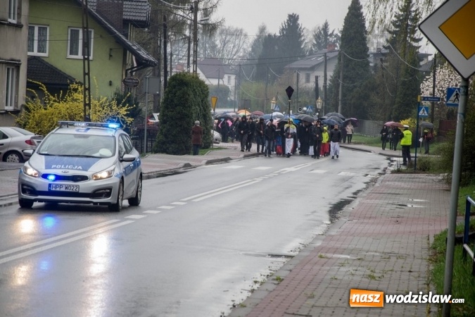Zdjęcie w galerii na portalu naszwodzislaw.com: Być dobrym jak chleb. Ulicami Wodzisławia przeszła Droga Krzyżowa wiadomości z regionu