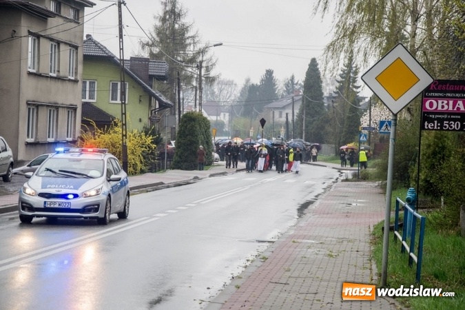 Zdjęcie w galerii na portalu naszwodzislaw.com: Być dobrym jak chleb. Ulicami Wodzisławia przeszła Droga Krzyżowa wiadomości z regionu
