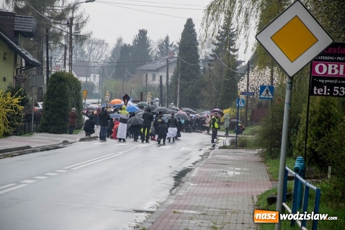 Zdjęcie w galerii na portalu naszwodzislaw.com: Być dobrym jak chleb. Ulicami Wodzisławia przeszła Droga Krzyżowa wiadomości z regionu
