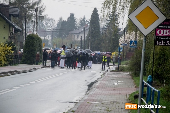Zdjęcie w galerii na portalu naszwodzislaw.com: Być dobrym jak chleb. Ulicami Wodzisławia przeszła Droga Krzyżowa wiadomości z regionu