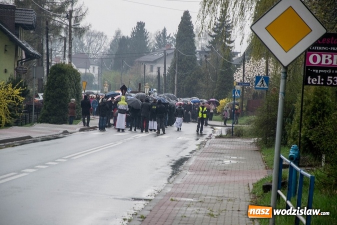 Zdjęcie w galerii na portalu naszwodzislaw.com: Być dobrym jak chleb. Ulicami Wodzisławia przeszła Droga Krzyżowa wiadomości z regionu