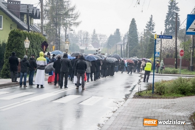 Zdjęcie w galerii na portalu naszwodzislaw.com: Być dobrym jak chleb. Ulicami Wodzisławia przeszła Droga Krzyżowa wiadomości z regionu