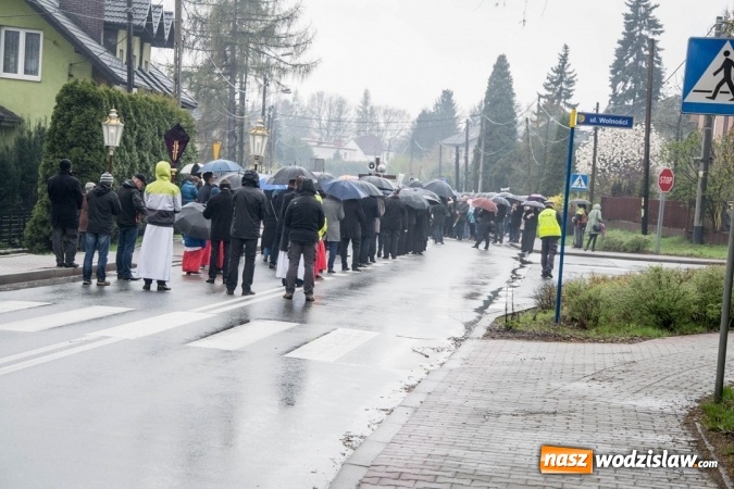 Zdjęcie w galerii na portalu naszwodzislaw.com: Być dobrym jak chleb. Ulicami Wodzisławia przeszła Droga Krzyżowa wiadomości z regionu