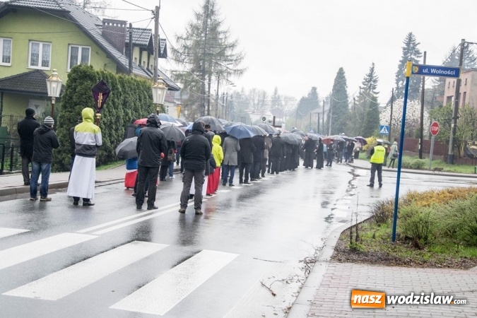 Zdjęcie w galerii na portalu naszwodzislaw.com: Być dobrym jak chleb. Ulicami Wodzisławia przeszła Droga Krzyżowa wiadomości z regionu