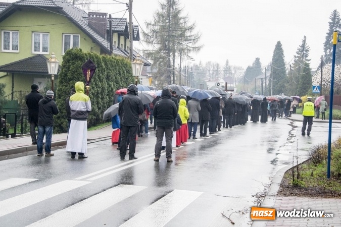 Zdjęcie w galerii na portalu naszwodzislaw.com: Być dobrym jak chleb. Ulicami Wodzisławia przeszła Droga Krzyżowa wiadomości z regionu