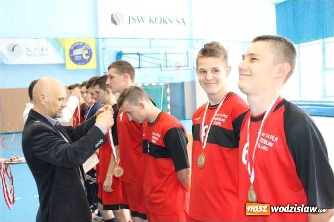 Zdjęcie w galerii na portalu naszwodzislaw.com: Drużyna I LO z pucharem Starosty Wodzisławskiego i Burmistrza Radlina  wiadomości z regionu