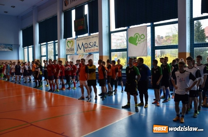 Zdjęcie w galerii na portalu naszwodzislaw.com: Drużyna I LO z pucharem Starosty Wodzisławskiego i Burmistrza Radlina  wiadomości z regionu