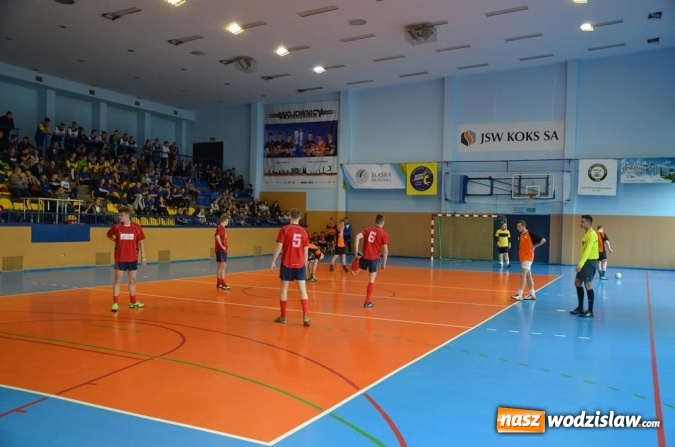 Zdjęcie w galerii na portalu naszwodzislaw.com: Drużyna I LO z pucharem Starosty Wodzisławskiego i Burmistrza Radlina  wiadomości z regionu