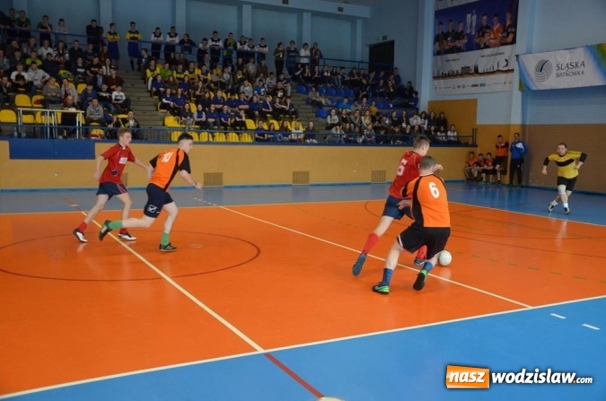 Zdjęcie w galerii na portalu naszwodzislaw.com: Drużyna I LO z pucharem Starosty Wodzisławskiego i Burmistrza Radlina  wiadomości z regionu