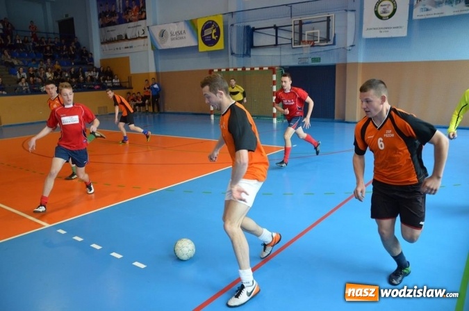 Zdjęcie w galerii na portalu naszwodzislaw.com: Drużyna I LO z pucharem Starosty Wodzisławskiego i Burmistrza Radlina  wiadomości z regionu