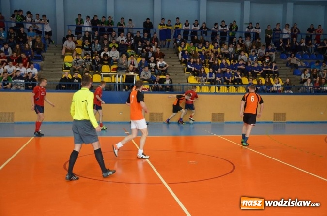 Zdjęcie w galerii na portalu naszwodzislaw.com: Drużyna I LO z pucharem Starosty Wodzisławskiego i Burmistrza Radlina  wiadomości z regionu