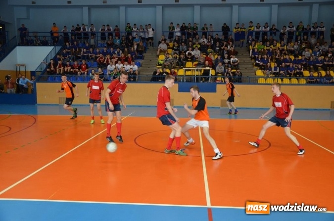 Zdjęcie w galerii na portalu naszwodzislaw.com: Drużyna I LO z pucharem Starosty Wodzisławskiego i Burmistrza Radlina  wiadomości z regionu