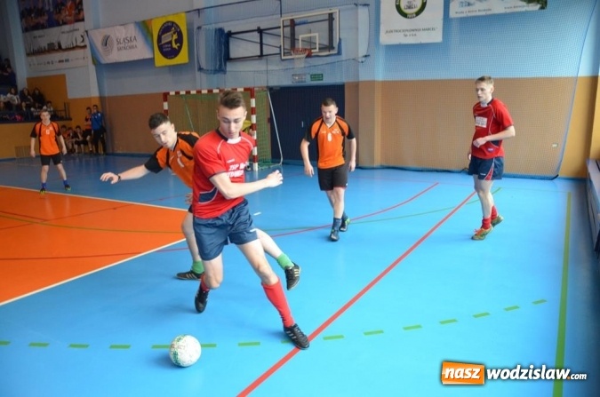 Zdjęcie w galerii na portalu naszwodzislaw.com: Drużyna I LO z pucharem Starosty Wodzisławskiego i Burmistrza Radlina  wiadomości z regionu