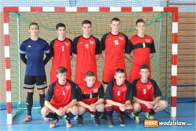 Zdjęcie w galerii na portalu naszwodzislaw.com: Drużyna I LO z pucharem Starosty Wodzisławskiego i Burmistrza Radlina  wiadomości z regionu