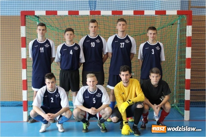 Zdjęcie w galerii na portalu naszwodzislaw.com: Drużyna I LO z pucharem Starosty Wodzisławskiego i Burmistrza Radlina  wiadomości z regionu