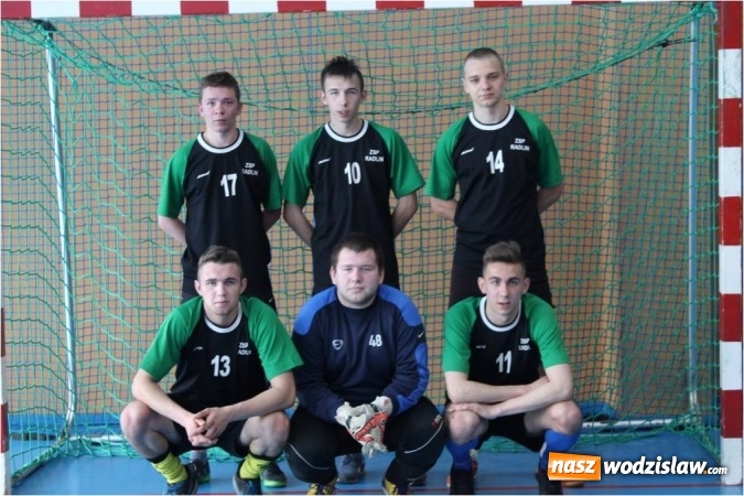 Zdjęcie w galerii na portalu naszwodzislaw.com: Drużyna I LO z pucharem Starosty Wodzisławskiego i Burmistrza Radlina  wiadomości z regionu