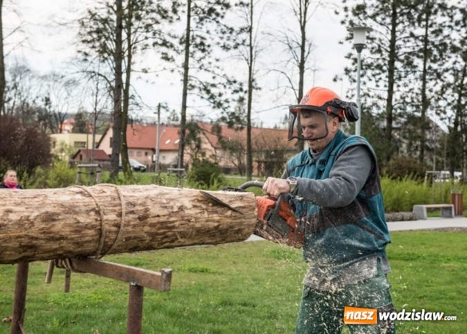 Zdjęcie w galerii na portalu naszwodzislaw.com: Ustawili 22-metrową palmę wielkanocną na festiwalu w partnerskiej gminie Frycovice wiadomości z regionu