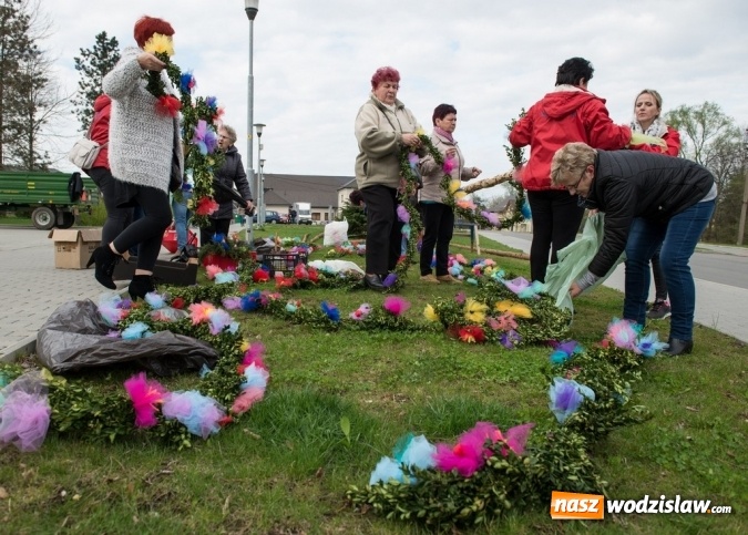 Zdjęcie w galerii na portalu naszwodzislaw.com: Ustawili 22-metrową palmę wielkanocną na festiwalu w partnerskiej gminie Frycovice wiadomości z regionu