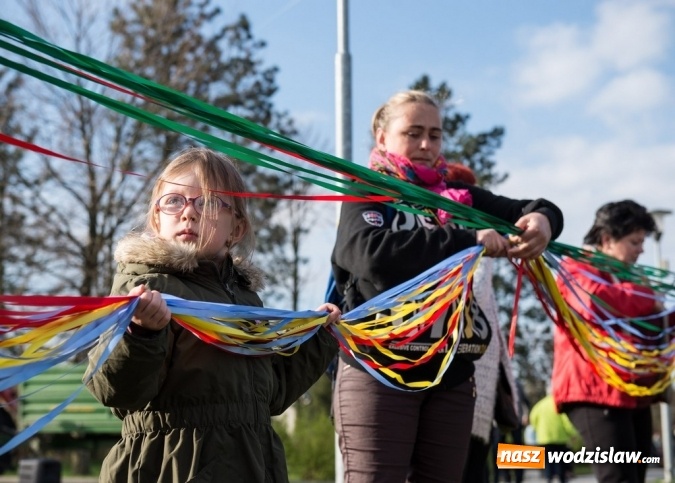 Zdjęcie w galerii na portalu naszwodzislaw.com: Ustawili 22-metrową palmę wielkanocną na festiwalu w partnerskiej gminie Frycovice wiadomości z regionu