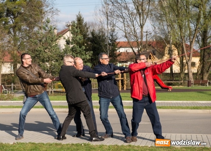 Zdjęcie w galerii na portalu naszwodzislaw.com: Ustawili 22-metrową palmę wielkanocną na festiwalu w partnerskiej gminie Frycovice wiadomości z regionu